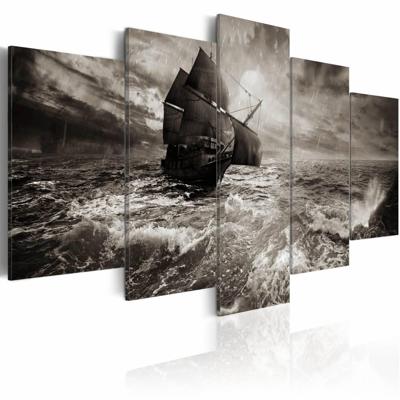 Schilderij - Schip in zware Storm, 5luik , zwart wit , wanddecoratie , premium print op echt Italiaans canvas , in 2 maten Schilderij - Schip in zware Storm, 5luik , zwart wit , wanddecoratie , premium print op echt Italiaans canvas , in 2 maten