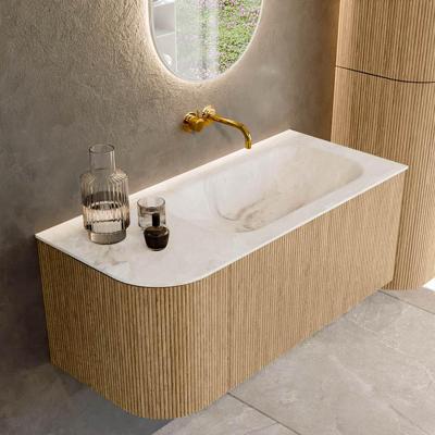 Mondiaz KURVE-DLUX 105 cm Onderkast Greeploos 1 Lade Met Deuren Oak, Wastafel Solid Surface Rechts Frappe 0 Kraangaten Zonder Spiegel (KRVBGS105L1L1D0KR-Oak/Fra)