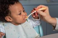 Set van 4 warmtegevoelige babylepels NUBY wit - thumbnail