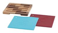Twee Pannenlappen + Houten Onderzetter - thumbnail