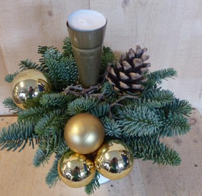 Kerststukje 'Odessa' simpel in hoge pot 30 cm hoog kleur goud met een hoge theelicht Warentuin Natuurlijk - Warentuin natuurlijk Kerststukje 'Odessa' simpel in hoge pot 30 cm hoog kleur goud met een hoge theelicht Warentuin Natuurlijk - Warentuin natuurlijk