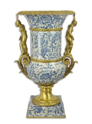 Porseleinen urn met een bronzen montuur