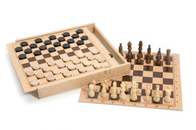 Dammen en schaakdoos