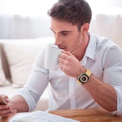 Soft siliconen bandje met gespsluiting - Donkergeel - Geschikt voor Apple Watch 44mm / 45mm / 46mm / 49mm