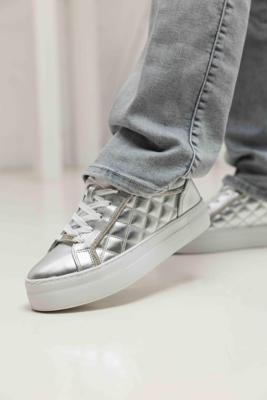 Guess Low Sneakers Dames Zilver - Maat 38 - Kleur: Zilver | Soccerfanshop Guess Low Sneakers Dames Zilver - Maat 38 - Kleur: Zilver | Soccerfanshop