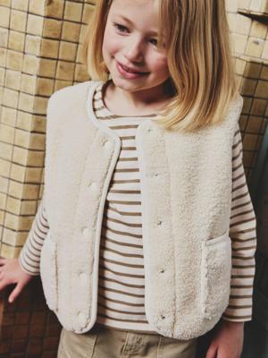 Mouwloos meisjesvest van sherpa vanille Mouwloos meisjesvest van sherpa vanille