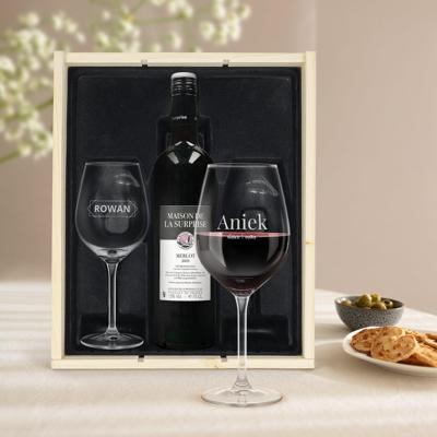 Wijnpakket met glas - Maison de la Surprise Merlot (Gegraveerde glazen) Wijnpakket met glas - Maison de la Surprise Merlot (Gegraveerde glazen)
