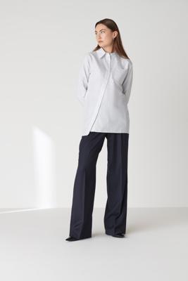 Floria Collective x Yumeko Cropped Witte Blouse met Blauwe Strepen - Kort Mouwen en Statement Ceintuur