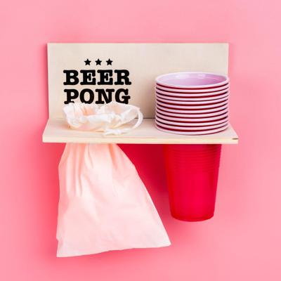 Beer pong muurplank met bekers en ballen Beer pong muurplank met bekers en ballen