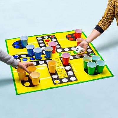 XXL Ludo drankspel met plastic bekers XXL Ludo drankspel met plastic bekers