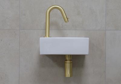 Mueller Rhea XXS fonteinset glans wit met gouden gebogen fonteinkraan links Mueller Rhea XXS fonteinset glans wit met gouden gebogen fonteinkraan links