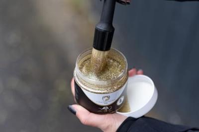 Excellent Horse Hi Gloss Glitter Hoof Polish Gold 150 ml