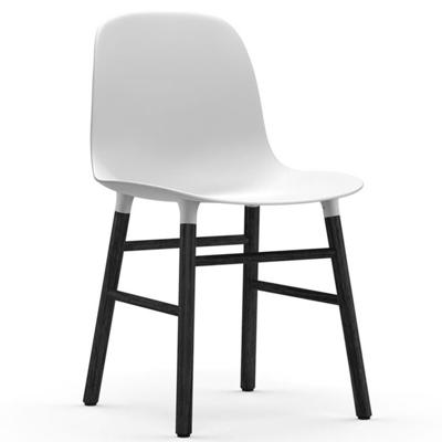 Normann Copenhagen Form eetkamerstoel White vierpoot zwart eikenhout
