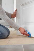 Tesa Deurborstel met veersysteem - 100 x 4 cm - wit - thumbnail