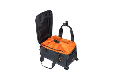 Bagagedragertas Basil Miles Tarpaulin 7 liter 32 x 20 x 20 cm - zwart/oranje