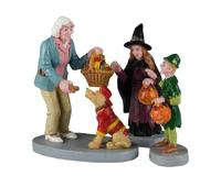 Lemax everyone gets a treat s/3 halloween figuur Spooky Town 2024 - thumbnail