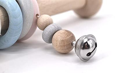 Voggenreiter 1236 Minny houten muis rammelstaaf met belletjes