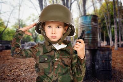 Walkie-Talkie Set | 2 Handsets | Tot 7 km | Frequentiekanalen: 8 | PTT / VOX | 24 uur stand-by | Hoofdtelefoonuitgang | Ingebouwde zaklamp | Camouflage