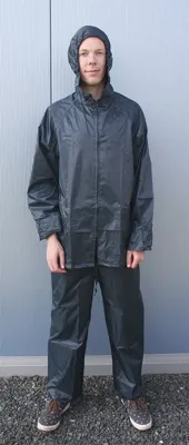 Regenpak XXL blauw. Voorzien van 2 zakken en een in de kraag verwerkte capuchon