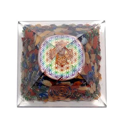 Bloem des Levens Chakra Piramide met Kristalpunt en Chakrastenen