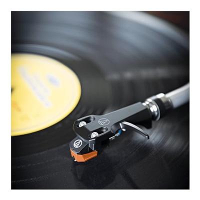 Audio Technica AT-VM95EN/H MM cartridge gemonteerd op headshell, naakt elliptisch