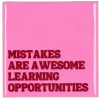 Daan Kromhout Design tegeltje keramiek mistakes 10x10cm pink - thumbnail