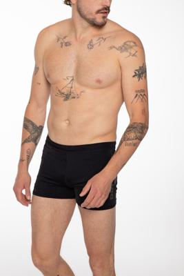 Protest zwemboxer Carst zwart