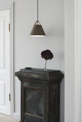 Grote beige hanglamp met leer 'Strap 27' DFTP Grote beige hanglamp met leer 'Strap 27' DFTP