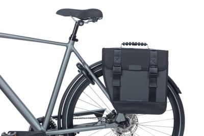 BASIL Fietstas tour waterproof left 14 liter 34 x 14 x 34 cm - zwart