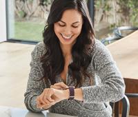 Ga voor een gezond en actief leven met Fitbit Versa 2, de premium smartwatch met spraakbediening, slaapscore, fitnessfuncties, apps en meer. - thumbnail