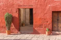 Alexsar Art Tuinschilderij rode doorgang 70x50cm - thumbnail