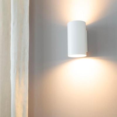 Giove bianco by LUSENZ - Up and down licht met karakter - Cilindervormige wandlamp met een mat witte coating Giove bianco by LUSENZ - Up and down licht met karakter - Cilindervormige wandlamp met een mat witte coating