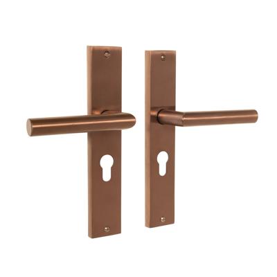 Mooi Deurbeslag Ferro geveerd op schild cilindergat 55mm mat brons