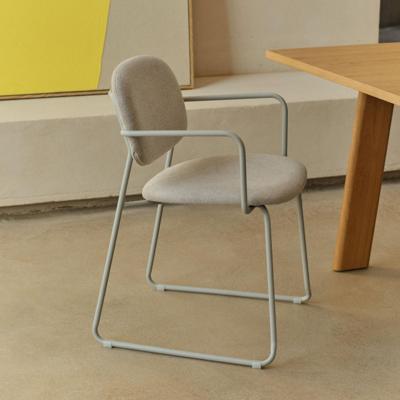 Kave Home Meli eetkamerstoel met arm chenille Beige