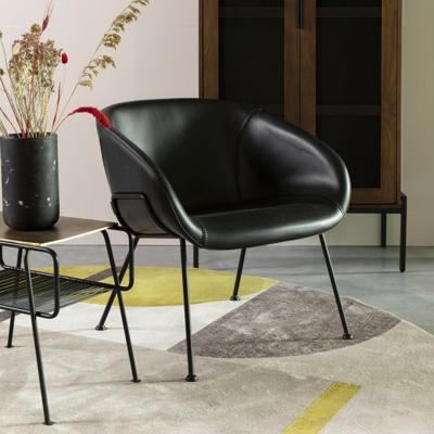 Zuiver Fauteuil 'Feston' PU leer, kleur Zwart Zuiver Fauteuil 'Feston' PU leer, kleur Zwart