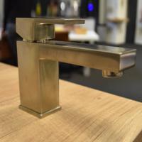 Wastafelkraan Boss & Wessing Brilliant Vierkante Mengkraan Geborsteld Staal Boss & Wessing - thumbnail