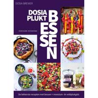 Dosia  Brewer Dosia plukt bessen - thumbnail