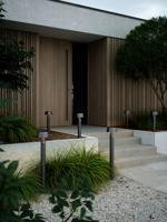 Staande zwarte tuinlamp met ingebouwd zonnepaneel en PIR sensor Nordlux &apos;Nama 90&apos; - thumbnail