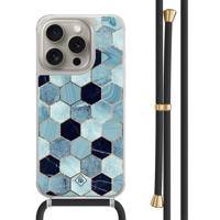 iPhone 15 Pro hoesje met zwart koord - Blue cubes - thumbnail
