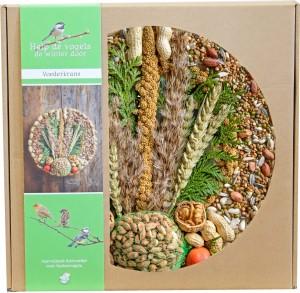 Voederkrans met pindanet en decoratie diameter 28 cm Gebr. de Boon - Gebr de boon Voederkrans met pindanet en decoratie diameter 28 cm Gebr. de Boon - Gebr de boon