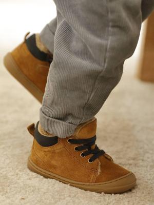 Leren babylaarsjes met veters voor de eerste stapjes kameel Leren babylaarsjes met veters voor de eerste stapjes kameel