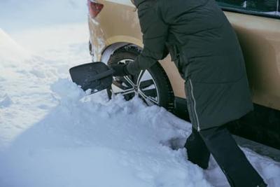 Fiskars solid™ sneeuwschep - sneeuwschep metaal - 63 cm - sneeuwschep auto - sneeuwschuiver - compact - zwart