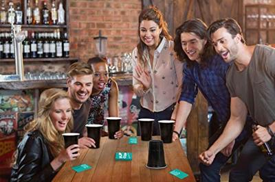 Gift Republic Flip Cup wordt vertaald naar het Nederlands als "Gift Republic Flipbeker".