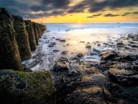 Alexsar Art Tuinschilderij strand palen 70x50cm - thumbnail