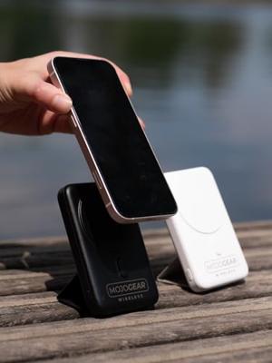 MOJOGEAR Wireless MagSafe powerbank 10.000 mAh - Magnetisch en Draadloos voor Android en iPhone - Met bureau-standaard - Zwart/Wit