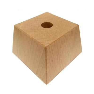 Meubelpoot taps 9,5 bij 9,5 cm en hoogte 8 cm van massief hout