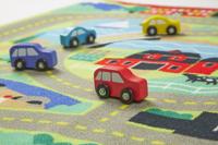 Melissa & Doug Speelkleed Steden met 4 houten auto's - thumbnail
