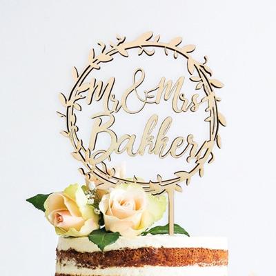Taarttopper krans Mr & Mrs achternaam hout