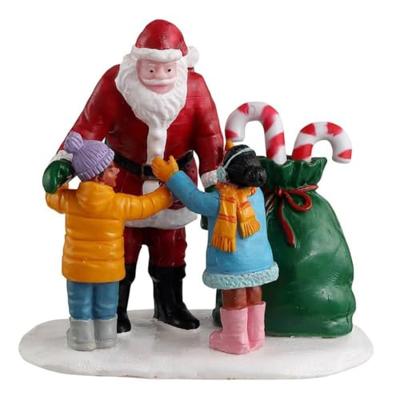 Lemax santa gets a hug kerstdorp figuur type 4 2023