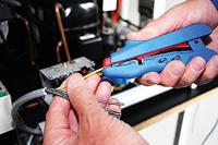 Strippen, knippen van kabel en krimpen van Adereindhulzen Flexibele en massieve aders 0,5 t/m 6 mm² - thumbnail